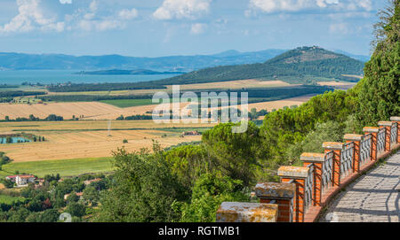 Landschaft von Panicale Dorf mit Trasimenischen See, Provinz Perugia, Umbrien, Italien. Stockfoto