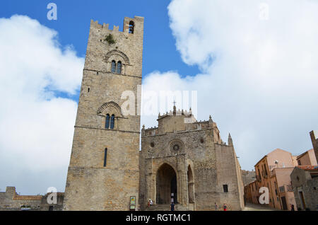 Torre di Federico erneut an der Seite von Chiesa Matrice (Duomo) Wehrkirche in der Nähe von Erice, Trapani, Sizilien (Italien) Stockfoto