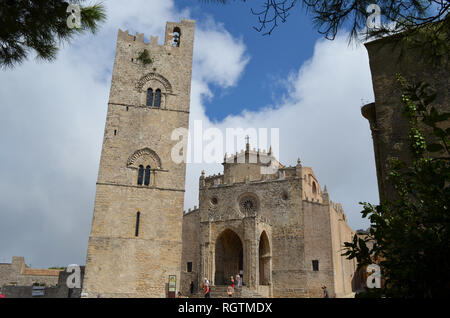 Torre di Federico erneut an der Seite von Chiesa Matrice (Duomo) Wehrkirche in der Nähe von Erice, Trapani, Sizilien (Italien) Stockfoto