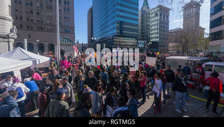 OAKLAND, CA/USA - Januar 20, 2018: Panorama der nicht identifizierten die Teilnehmer im März bei den Frauen. Zeichen liest" bestehen, weiter bestehen, widerstehen". Die Women's Marc Stockfoto