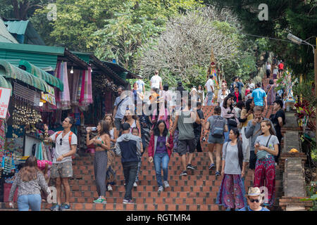 Mueang Chiang Mai, Chiang Mai, Thailand - 07. Januar 2019: Menschenmenge, die zu einem Tempel in Thailand aufläuft Stockfoto