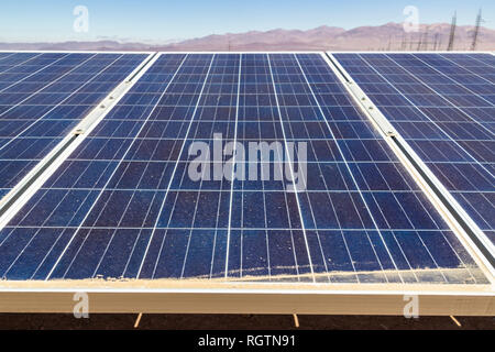 Solar Energy Solarzellenanschlüsse, Silizium und Kapselung ein schönes Technologie blaues Muster. Perspektivische Ansicht von poly kristallinen Silizium-Solarzellen Stockfoto