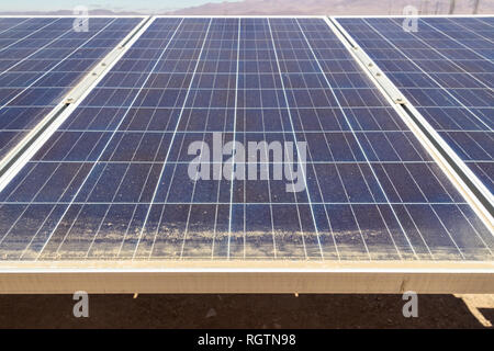 Solar Energy Solarzellenanschlüsse, Silizium und Kapselung ein schönes Technologie blaues Muster. Perspektivische Ansicht von poly kristallinen Silizium-Solarzellen Stockfoto