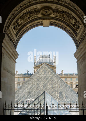 Frankreich, 7. Mai: Außenansicht der berühmten Pyramide und Louvre Museum am 7. Mai 2018 in Paris, Frankreich Stockfoto