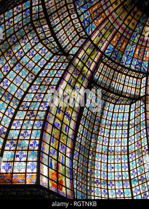 Das Kaufhaus Printemps und der atemberaubenden Glasmalerei cuplola, Boulevard Haussmann, Paris, Frankreich Stockfoto