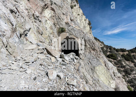 Rock Folie Schäden an historischen Mueller Tunnel in der Nähe von Mt Wilson in der San Gabriel Mountains in der Nähe von Los Angeles, Kalifornien. Stockfoto