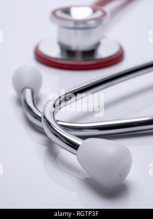 Stethoskop auf weißem Hintergrund, konzeptionelle Bild, vertikale Zusammensetzung Stockfoto