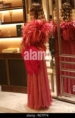 Rom, Italien, 26. Januar 2018: Ein model präsentiert eine Kreation aus der Kapsel Sammlung vom italienischen Designer Anton Giulio Grande während Alta Roma Stockfoto