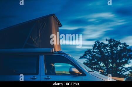 Dachzelt Camping. Moderne Zelt auf das Wohnmobil. Travel Industry. Stockfoto