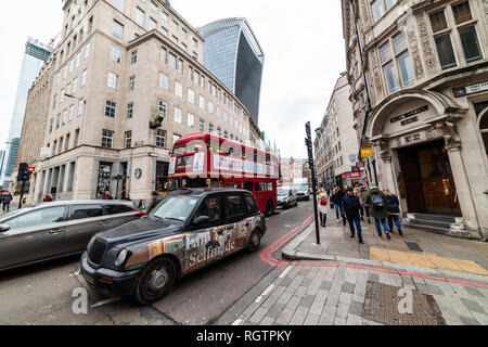 London, UK, 26. Januar 2019: Blick auf die Straßen von London, mit roten Bus und Touristen Stockfoto