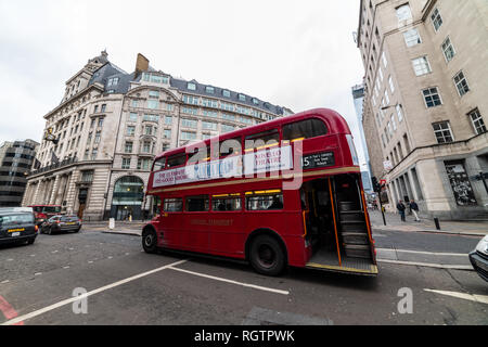 London, UK, 26. Januar 2019: Blick auf die Straßen von London, mit roten Bus und Touristen Stockfoto