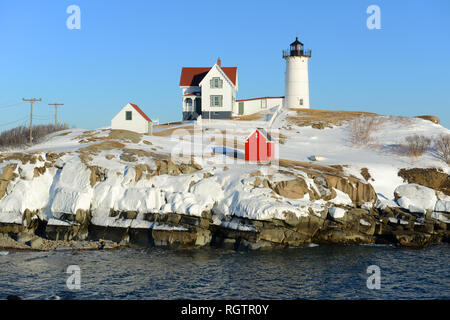 Cape Neddick Lighthouse (Neue Produkte) an Old York Dorf im Winter, Maine, USA. Stockfoto