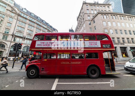 London, UK, 26. Januar 2019: Blick auf die Straßen von London, mit roten Bus und Touristen Stockfoto