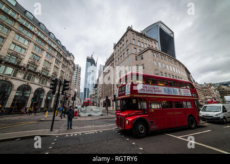 London, UK, 26. Januar 2019: Blick auf die Straßen von London, mit roten Bus und Touristen Stockfoto