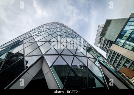 London, UK, 26. Januar 2019: Das moderne Gebäude der Swiss Re Gherkin vom 28. Juli 2007 in London, England. Dieser Turm ist 180 Meter hoch ein Stockfoto