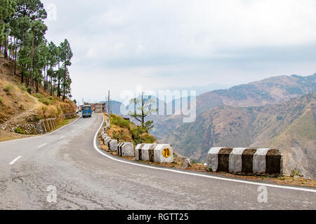 Landschaftlich reizvolle Straße durch das Tal von banikhet Dalhousie Himachal Pradesh mit Berg- und Bäumen bewachsen. Bergauf Scenic Road Travel Concept Stockfoto