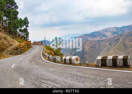 Landschaftlich reizvolle Straße durch das Tal von banikhet Dalhousie Himachal Pradesh mit Berg- und Bäumen bewachsen. Bergauf Scenic Road Travel Concept Stockfoto