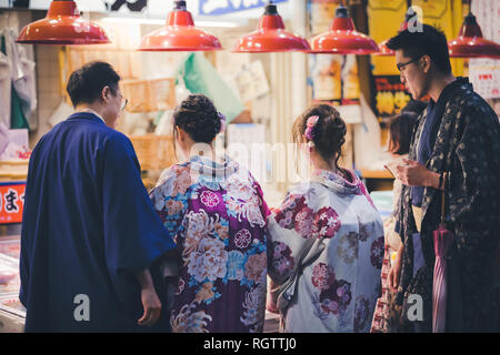 Kanazawa, Japan - 14. November 2018: Zwei japanische Paare im traditionellen Kimono an omicho Ichiba Markt. Omicho Markt ist der größte Kanazawa frische foo Stockfoto