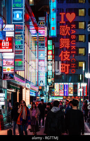 Tokio - 18. NOVEMBER: Plakate und Zeichen ich Kabuki-cho in Shinjuku Liebe des Kabuki-cho Ausgehviertel am 18. November 2018 in Tokio, Japan. Der Bereich Stockfoto