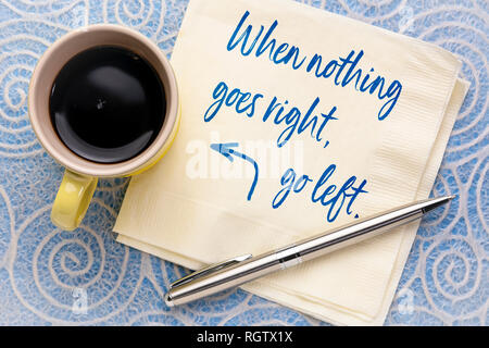 Wenn nichts mehr geht, gehen Sie nach links - Handschrift auf eine Serviette mit einer Tasse Kaffee Stockfoto