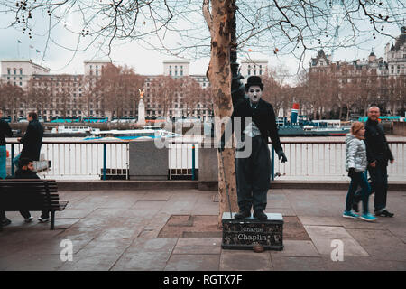 London, UK, 26. Januar 2019: Charlie Chaplin unterhält Touristen auf den Straßen von London Stockfoto