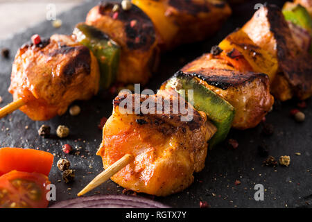 Close up Hühnchen Shish Kebab mit Gemüse auf hölzernen Tisch Stockfoto