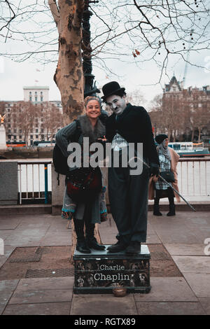 London, UK, 26. Januar 2019: Charlie Chaplin unterhält Touristen auf den Straßen von London Stockfoto