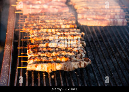 Griechische souvlaki Fleisch Sticks Braten auf einem Holzkohlegrill. Traditionelle griechische Street Food. Stockfoto