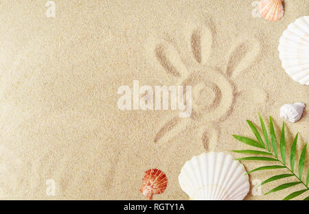Tropischen Hintergrund. Palm Tree Branche mit seashell auf sandigem Untergrund. Reisen. Kopieren Sie Platz. Stockfoto