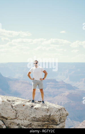 Mann die Erkundung des Grand Canyon in Arizona im Sommer Stockfoto