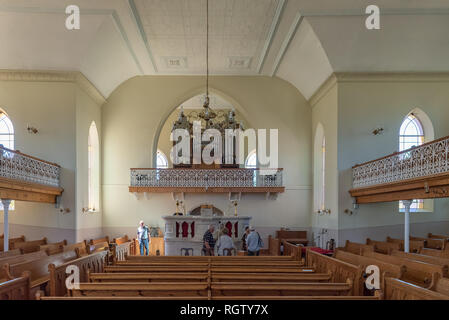 NIEUWOUDTSVILLE, SÜDAFRIKA, 29. AUGUST 2018: Innenraum der Niederländischen Reformierten Kirche in Nieuwoudtville in der Northern Cape Provinz. Menschen sind visi Stockfoto