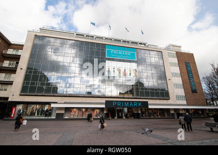 Die Primark Store im Broadgate, Coventry. Primark im ehemaligen Kaufhaus Gebäude ist einer der größten Filialen der Primark zu machen. Stockfoto