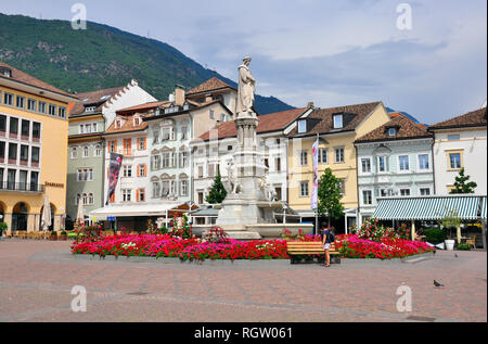 Bozen, Italien - Juli 20: Blick auf den Hauptplatz von Bozen, Italien am 20. Juli 2014. Bozen in die zweitgrößte Stadt im Trentino Alto, Italien. Stockfoto