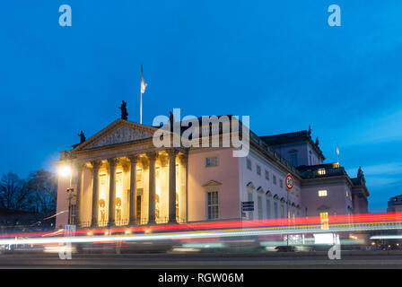 Am Abend Blick auf die Staatsoper Berlin (Opernhaus) Staatsoper Berlin, Unter Den Linden in Mitte, Berlin, Deutschland Stockfoto