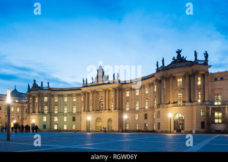 Nacht Außenansicht der Juristischen Fakultät der Humboldt-Universität in Mitte, Berlin, Deutschland Stockfoto