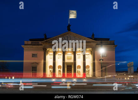 Am Abend Blick auf die Staatsoper Berlin (Opernhaus) Staatsoper Berlin, Unter Den Linden in Mitte, Berlin, Deutschland Stockfoto