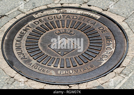 Menorca - 30. Mai: Bild von einem Kanaldeckel (Ciutadella), Ciutadella, Menorca, Mai, 30,2013. Stockfoto