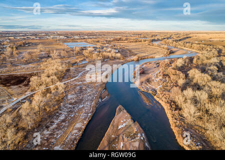 South Platte River und Riverside Park bei Evans, Colorado, Luftaufnahme bei typischen Winterlandschaft Stockfoto