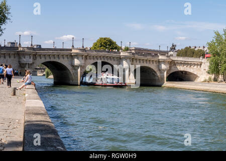 Boot Verkehr unter der Pont Neuf - Paris, Frankreich Stockfoto