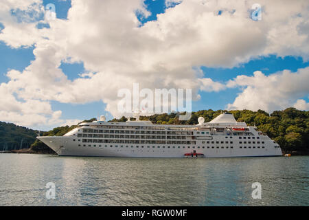 Kreuzfahrtschiff Seeküste in Fowey, Vereinigtes Königreich. Ocean Liner in Meer an bewölkten Himmel. Sommer Urlaub auf der tropischen Insel. Anreise mit Wasser mit Discovery. Fernweh und Abenteuer. Stockfoto