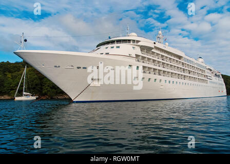 Ocean Liner in Meer in Fowey, Vereinigtes Königreich. Kreuzfahrtschiff Seeküste an bewölkten Himmel. Sommer Urlaub auf der tropischen Insel. Anreise mit Wasser mit Discovery. Fernweh und Abenteuer. Stockfoto