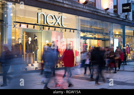 Eine allgemeine Ansicht der Kunden vorbei gehen. Die nächste Kleidung Store auf der Queen Street in Cardiff, Wales, UK. Stockfoto