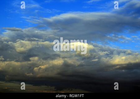 Dramatische blauer Himmel mit weißen Wolken Stockfoto