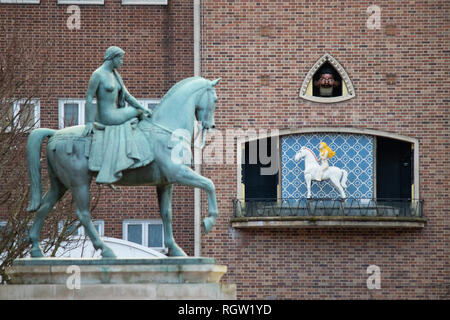 Die godiva Uhr Broadgate, Coventry, Großbritannien. Auf der Stunde ein Modell Lady Godiva erscheint als die Türen öffnen. Eine weitere Tür öffnet und Peeping Tom gesehen werden kann. Stockfoto