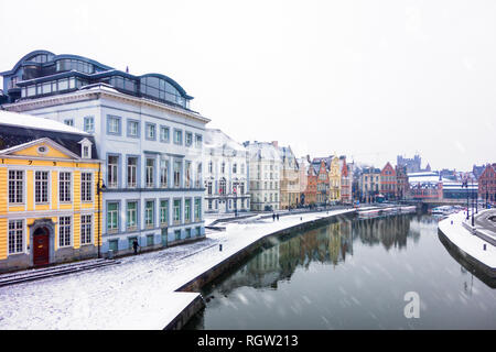 Korenlei entlang des Flusses Lys/Leie im Schnee im Winter in der Stadt Gent, Flandern, Belgien Stockfoto