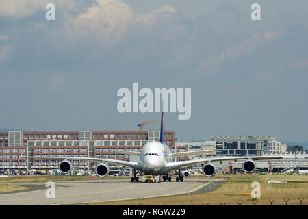 FRANKFURT, Deutschland - 09.Juni.2017: Airbus A380 der Lufthansa mit der Registrierung D-AIMH bewegt sich auf taxiway von Abschleppwagen vor der Abreise aus FRA Flughafen Stockfoto