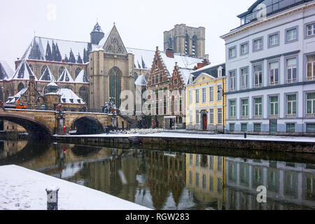 Saint Michael's Bridge und der Korenlei entlang des Flusses Lys/Leie im Schnee im Winter in der Stadt Gent, Flandern, Belgien Stockfoto