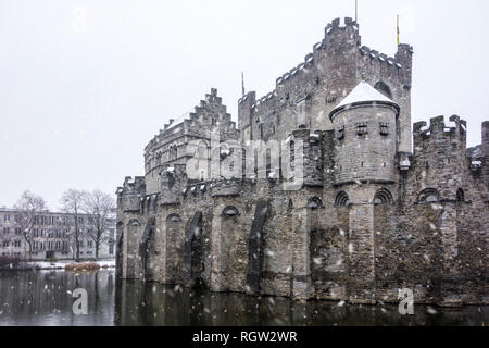 Mittelalterliche Gravensteen/Schloss der Grafen im historischen Stadtzentrum von Ghent während Schnee Dusche im Winter, Ostflandern, Belgien Stockfoto