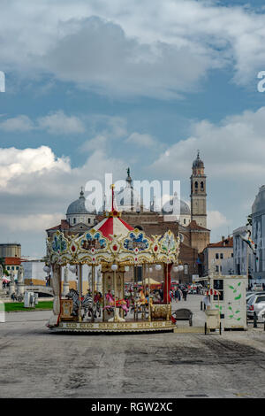 Karussell in Prato della Valle, in der Nähe von Basilika Santa Giustina, Padua, Venetien, Italien Stockfoto