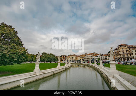 Padova, Italien - 7. Oktober 2018: Blick auf den Kanal am Prato della Valle in Padua Stockfoto